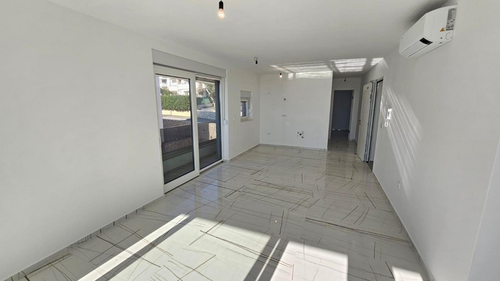 Obývacia časť s množstvom prirodzeného svetla a prístupom na terasu