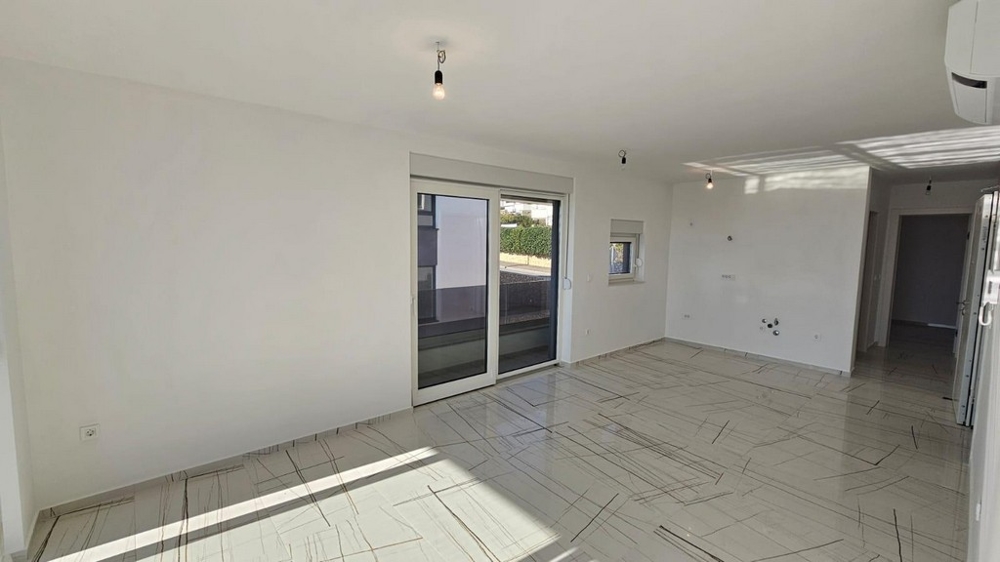 Moderná obývacia izba s mramorovou podlahou a vstupom na terasu