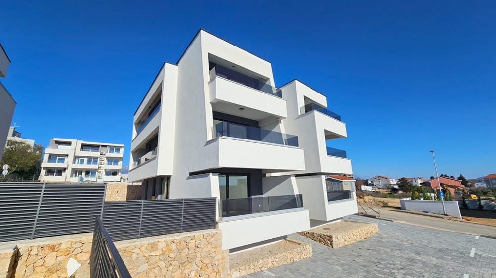 Byt na prízemí v tejto modernej novostavbe je na predaj.