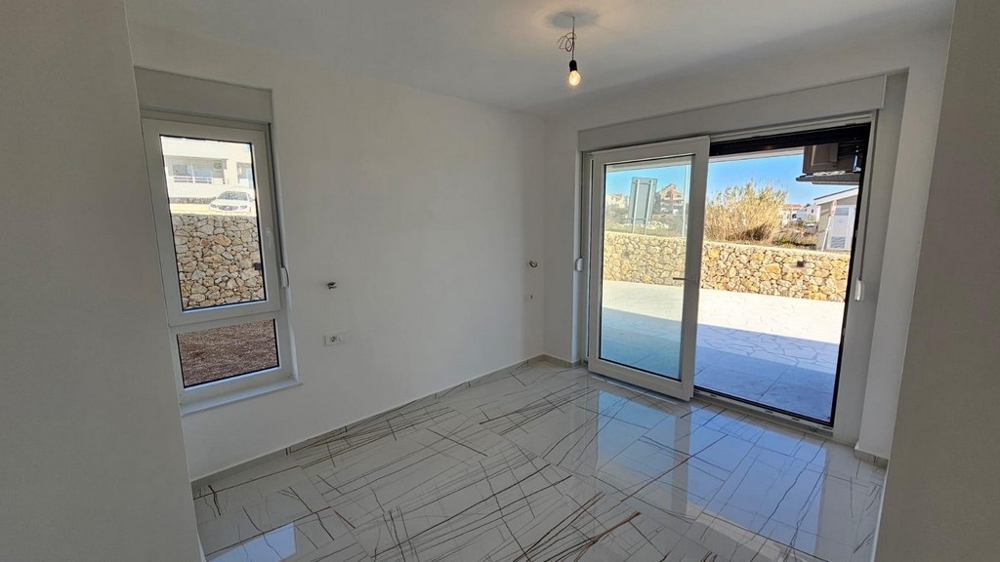 Spálňa má výhľad von.