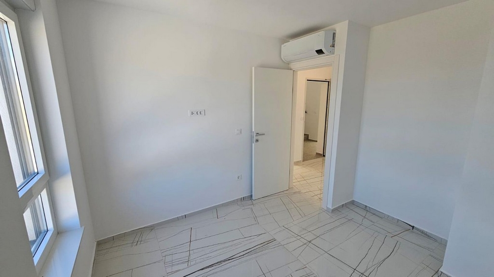 Svetlá dlažba v klimatizovanej spálni.