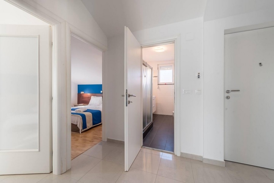 Chodba s prístupom do spálne a kúpeľne