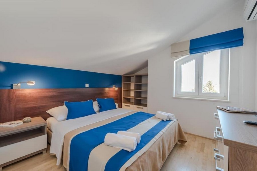 Druhá spálňa s veľkou posteľou a oknom