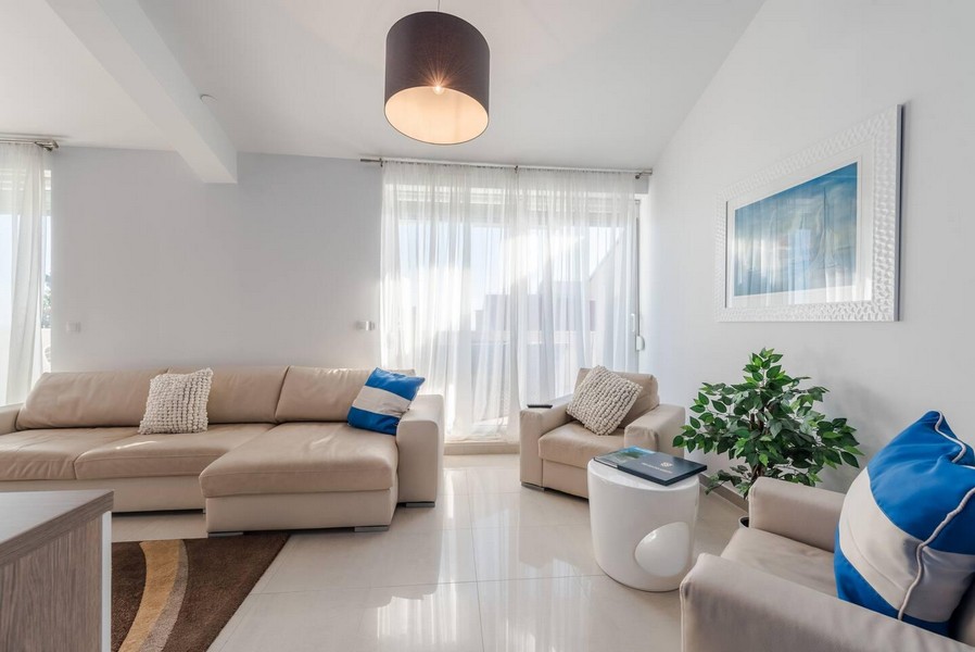 Svetlý obývací priestor s veľkými oknami