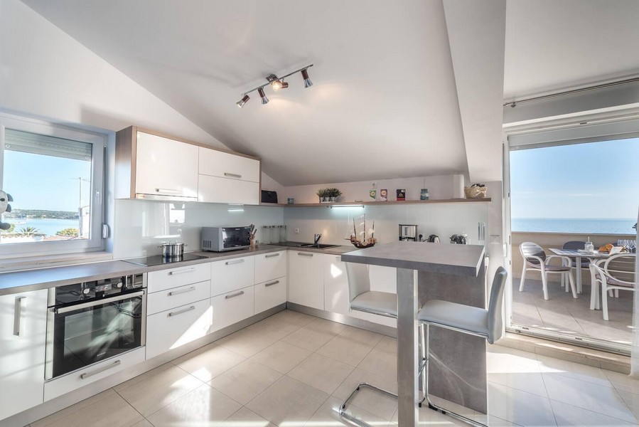 Moderná kuchyňa s výhľadom na more a prístupom na terasu