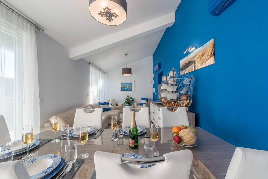 Jedálenský kút s prestretým stolom a výhľadom do obývačky