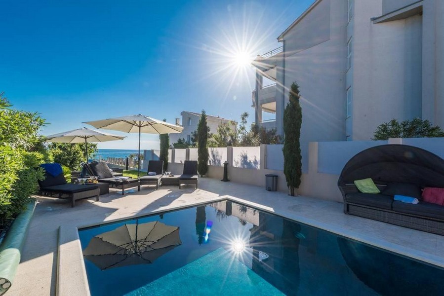 Slnečný bazén s výhľadom na more