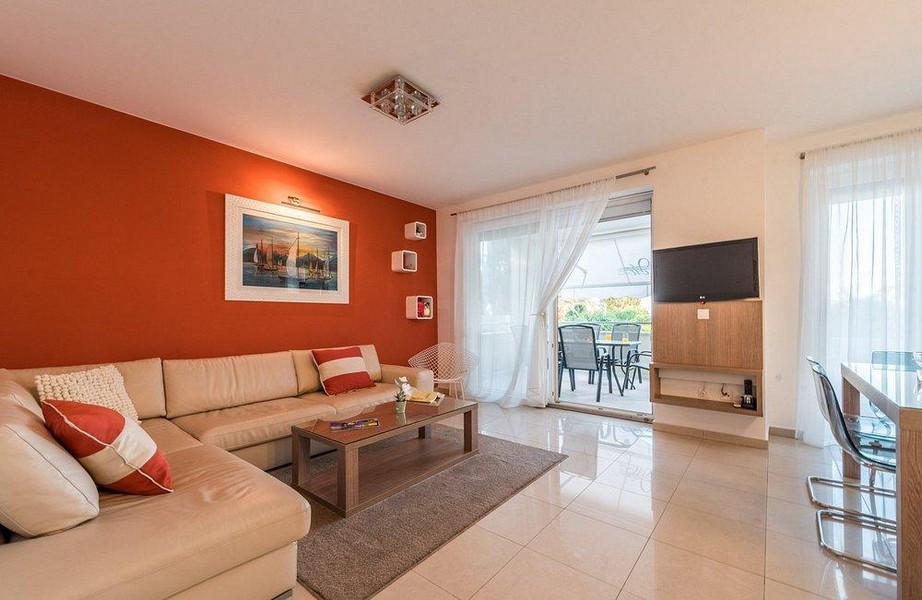 Svetlá obývačka s výstupom na terasu