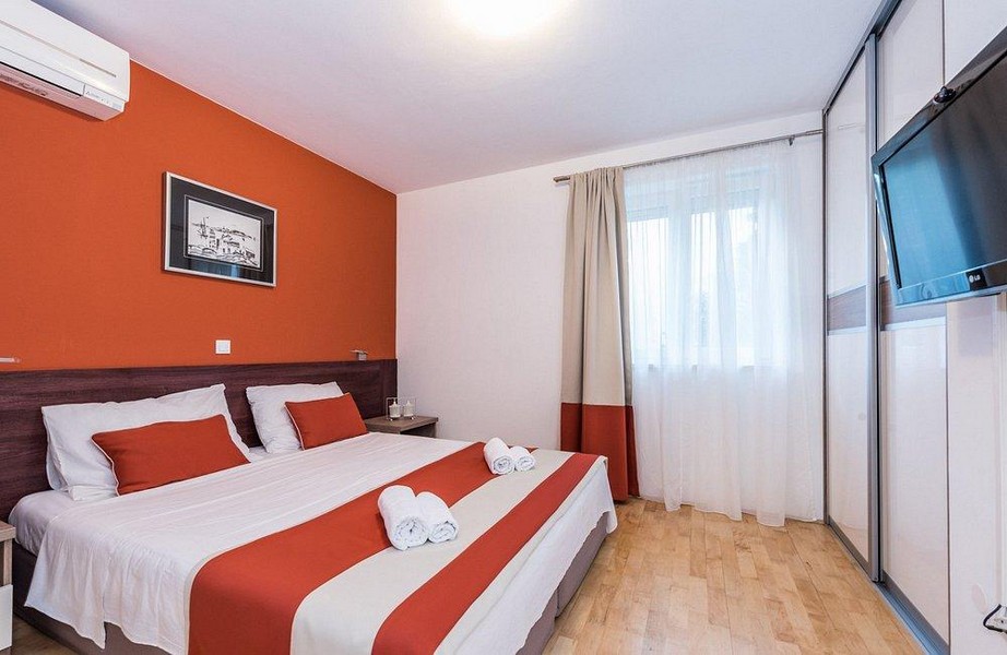 Spálňa s manželskou posteľou a vstavanou skriňou