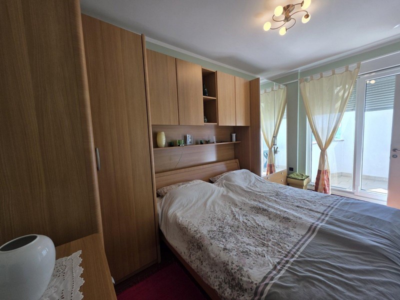 Hlavná spálňa so vstavanou skriňou a vstupom na balkón