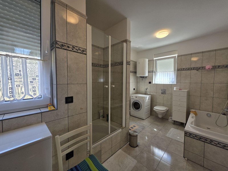 Veľká kúpeľňa so sprchovacím kútom, vaňou a práčkou