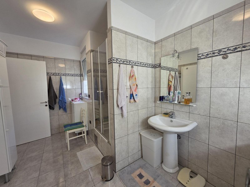 Moderná kúpeľňa so zrkadlom a umývadlom