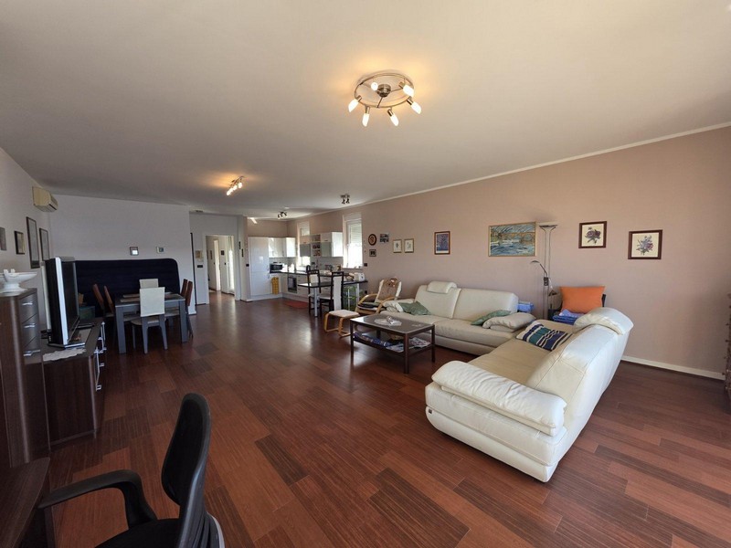 Priestranná obývacia izba s jedálenským kútom a moderným zariadením