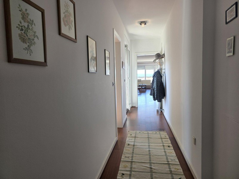 Predsieň s nástennými dekoráciami a výhľadom do obývacej časti