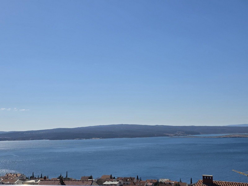 Panoramatický výhľad na more a pobrežnú krajinu