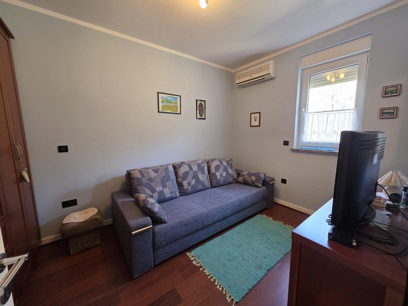 Malá spálňa s rozkladacou pohovkou a klimatizáciou