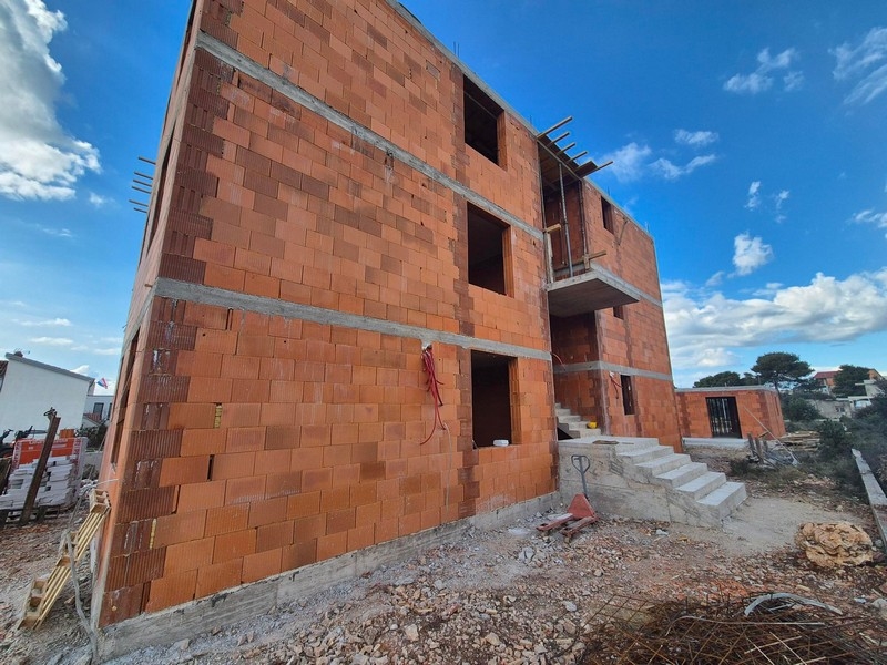 Zadný pohľad na škrupinu so schodiskom a neomietnutými stenami
