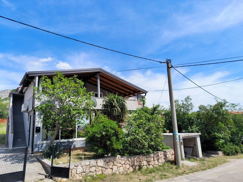 Apartmán A3600 v Karlobagu sa nachádza na hornom poschodí tejto nehnuteľnosti.