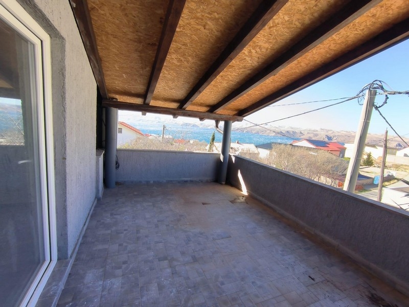 Krytá terasa bytu A3600 v Karlobagu.