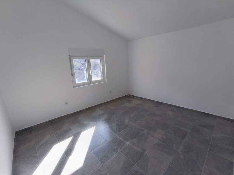 Svetlá izba s dláždenými podlahami a oknami