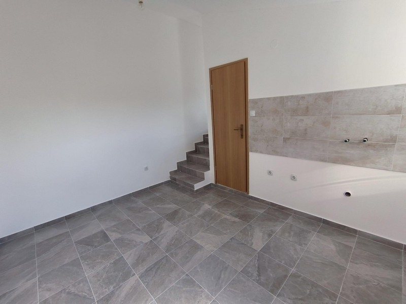 Kuchyňa s prípojkami a schodiskom