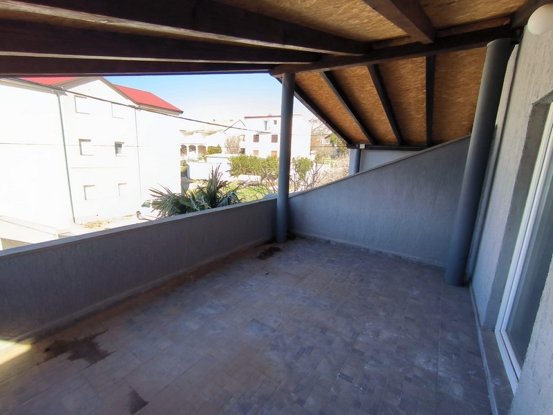 Krytý balkón s výhľadom na obytnú štvrť