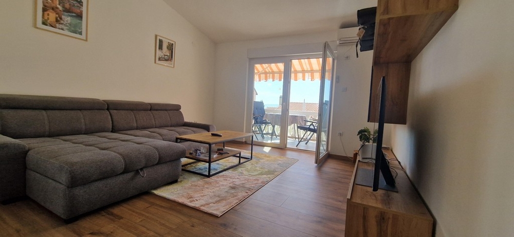 Obývacia izba s výstupom na balkón