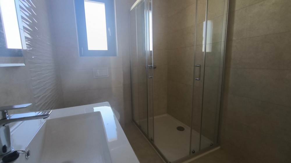 Moderná kúpeľňa so sprchovacím kútom