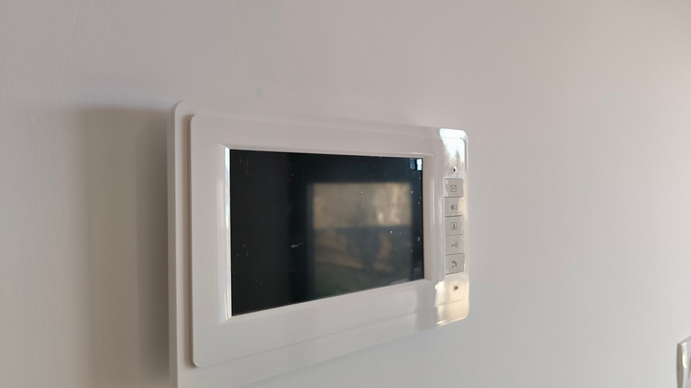 Video vrátnik na stenu