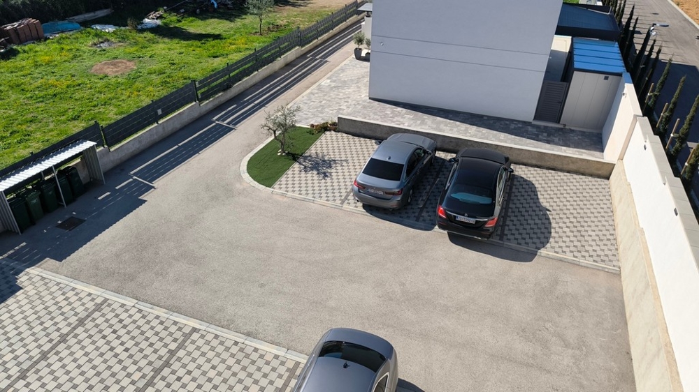 Vonkajšie parkovacie miesta pred budovou