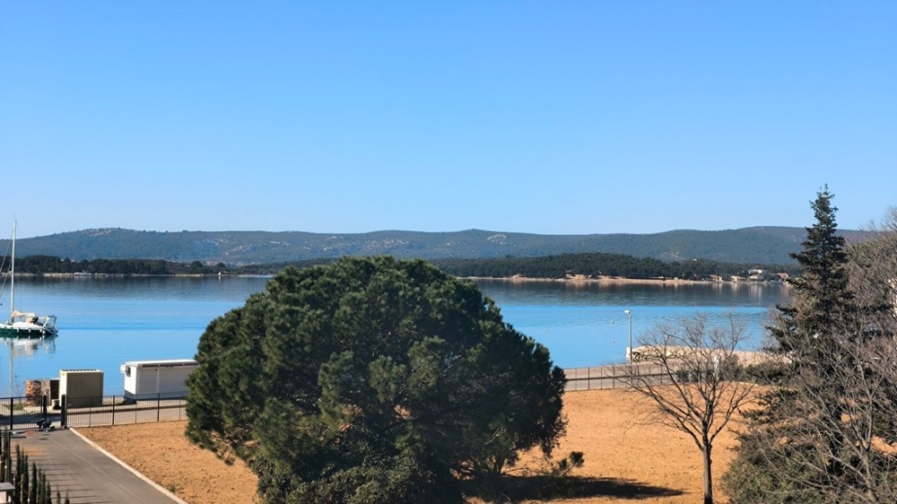 Byt sa nachádza len pár metrov od mora.