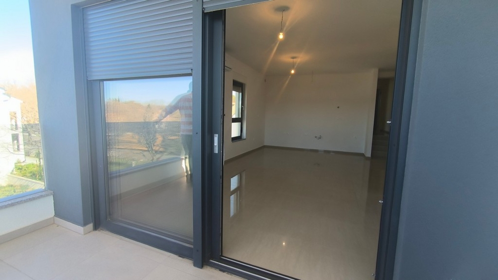 Vstup do bytu s výhľadom do obývačky