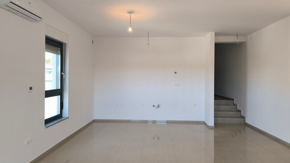 Svetlý obývací priestor s klimatizáciou