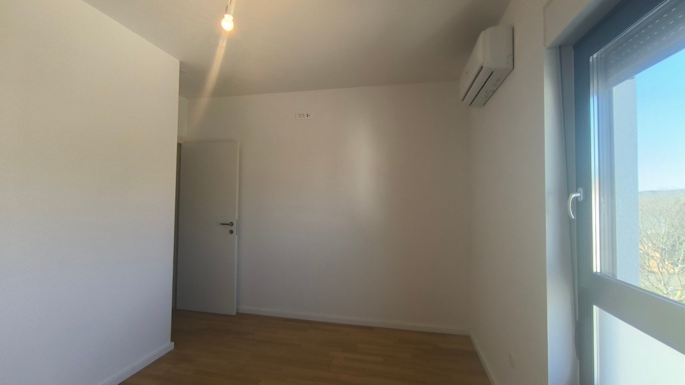 Spálňa s klimatizáciou a oknom