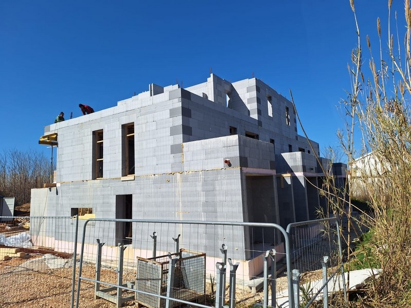 Fáza škrupinovej výstavby budovy