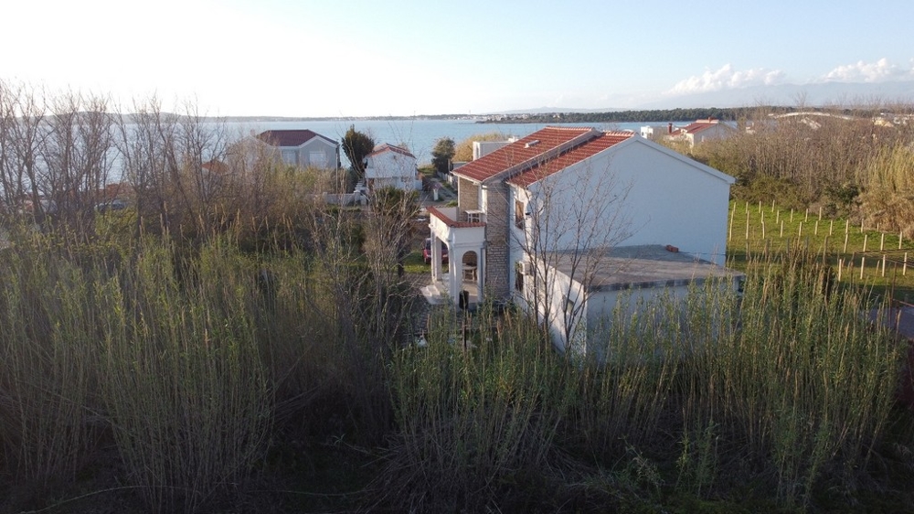 Prostredie s výhľadom na more z terasy.