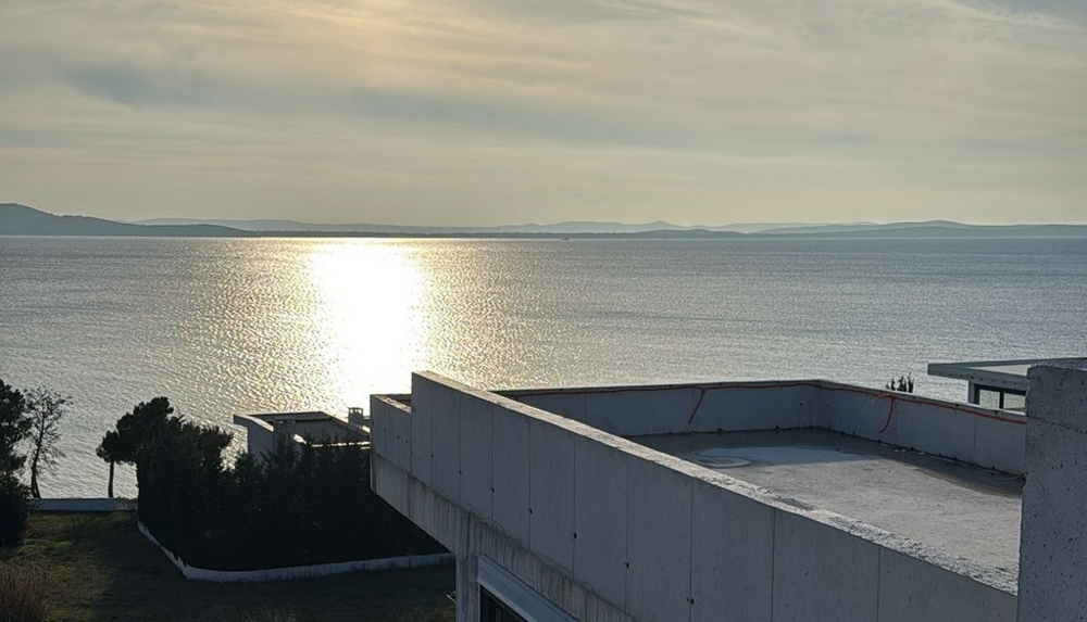 Strešná terasa s bazénom a fantastickým výhľadom na more z nehnuteľnosti A3617 v Kozino, Chorvátsko.