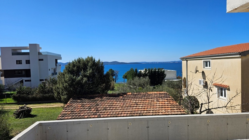 Výhľad na more z terasy apartmánu A3618, ktorý sa predáva neďaleko Zadaru v Chorvátsku.