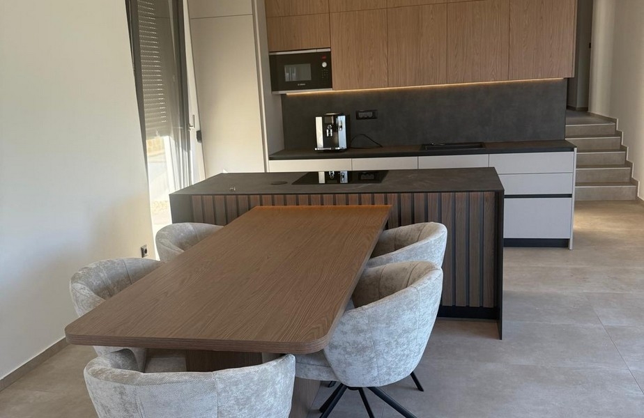 Kuchyňa s ostrovčekom na varenie a integrovaným posedením