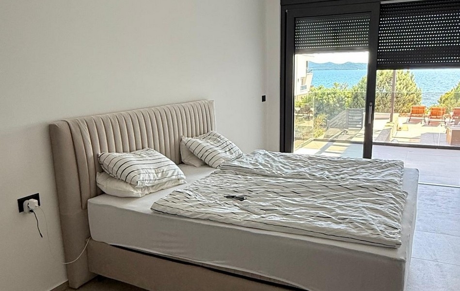Spálňa s výhľadom na more a prístupom na terasu