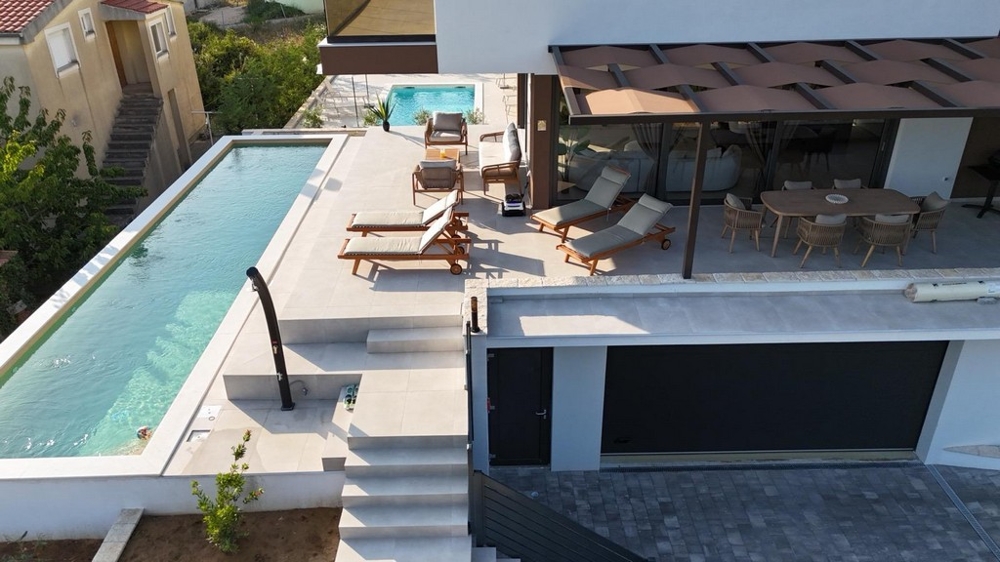 Veľká slnečná terasa s výhľadom na bazén a more