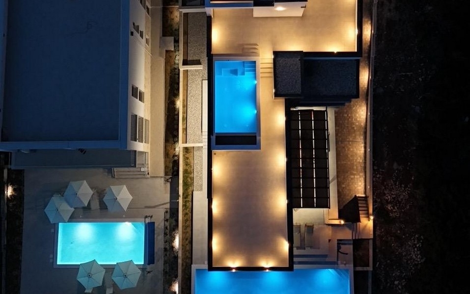 Výhľad na more z obývacej izby cez veľkú presklenú prednú časť