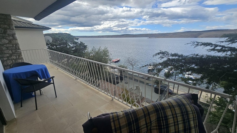 Terasa apartmánu A3622 priamo pri mori v Jadranovo, Chorvátsko.