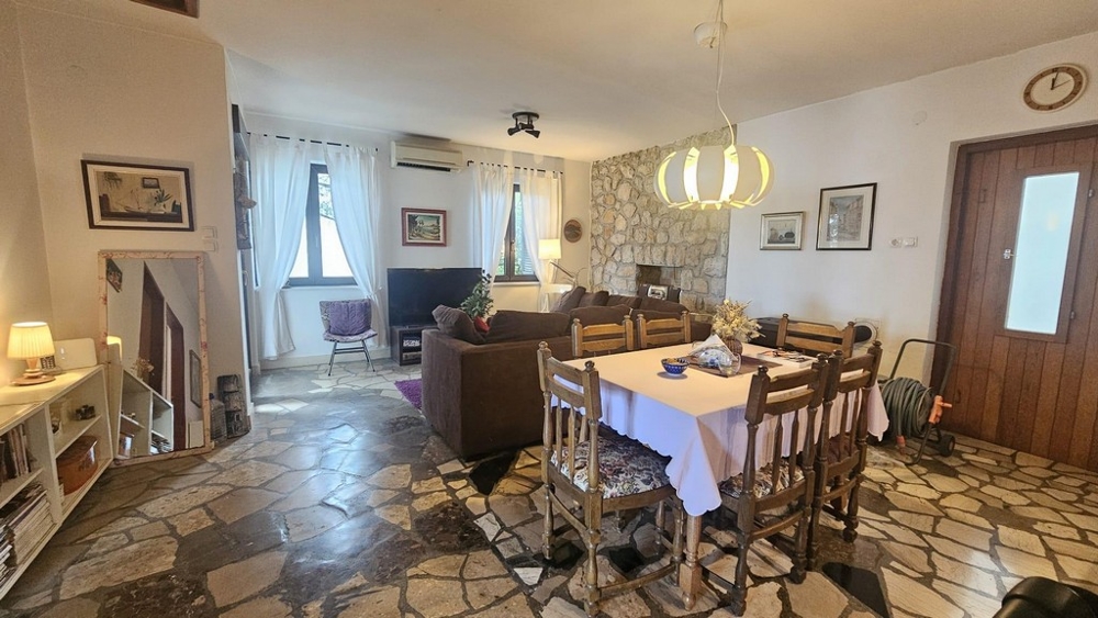 Jedálenský kút s výhľadom do obývacej izby