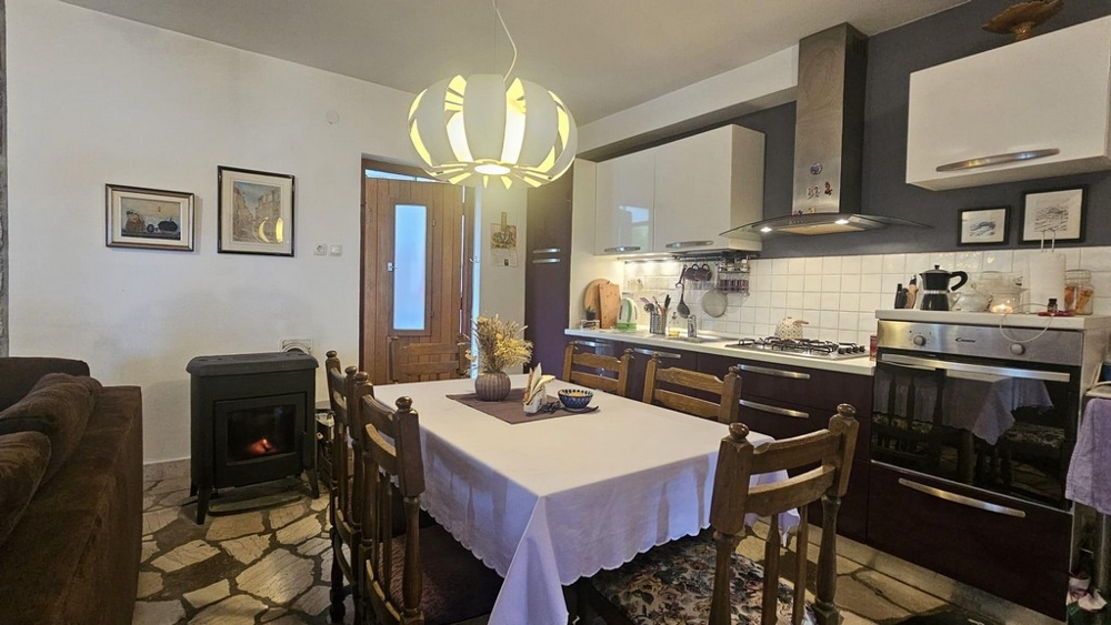 Kuchyňa s jedálenským kútom a sporákom na drevo
