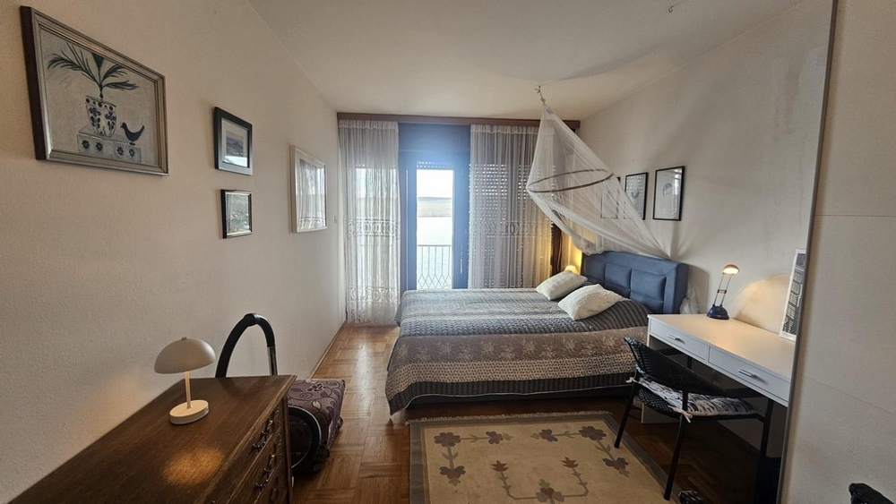 Spálňa s manželskou posteľou a prístupom na balkón