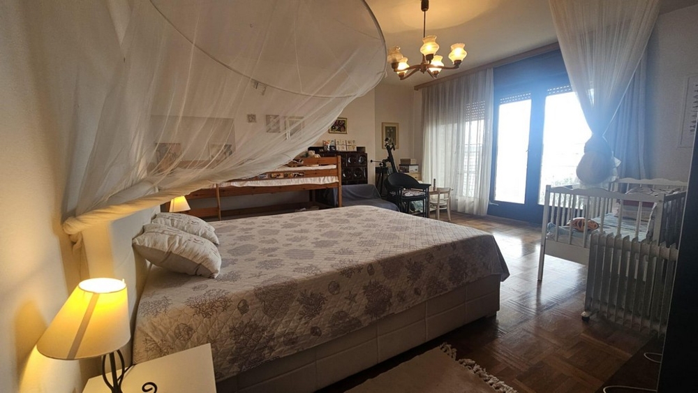 Veľká spálňa s detskou posteľou