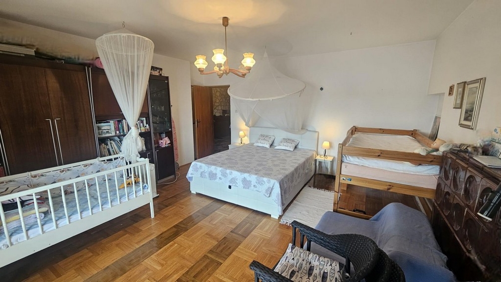 Spálňa s manželskou posteľou a poschodovou posteľou