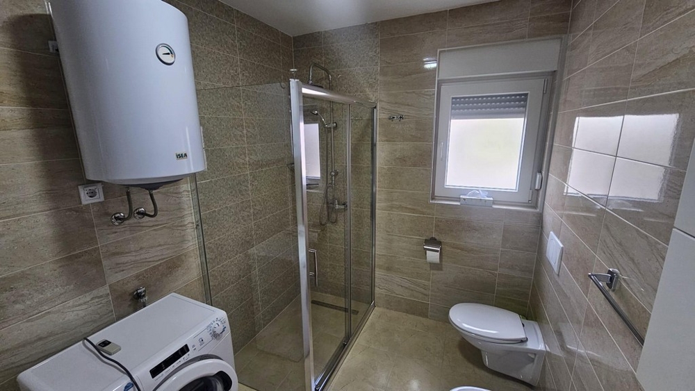 Moderná kúpeľňa so sprchovacím kútom