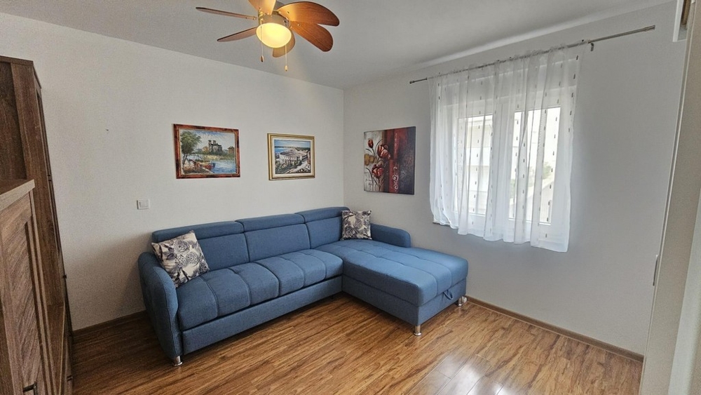 Spálňa s rohovou pohovkou